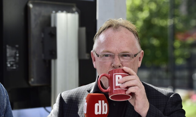 image: Hemmelige e-poster til Per Sandberg havnet på avveie. Nå hevder den mektige lobbyisten at han fikk adressen av Sandberg selv